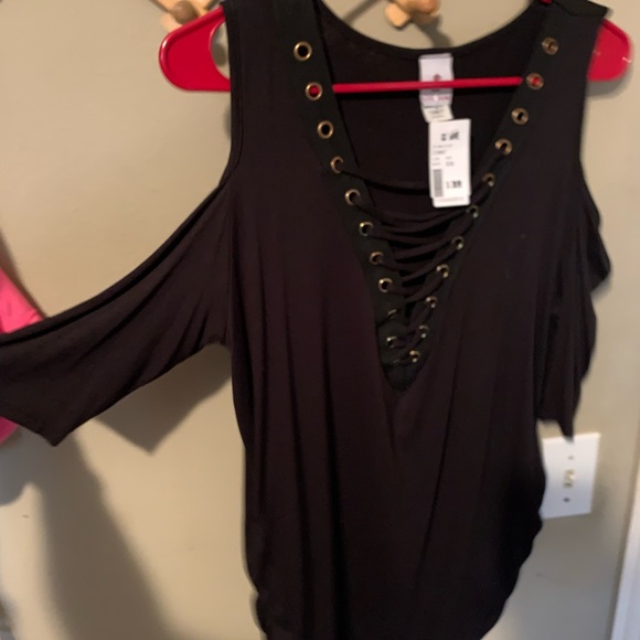 Back open shoulder top with criss cross tie detail - Picture 2 of 4